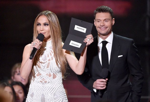 Gambar Foto Jennifer Lopez dan Ryan Seacrest Umumkan Penghargaan Artist of the Year