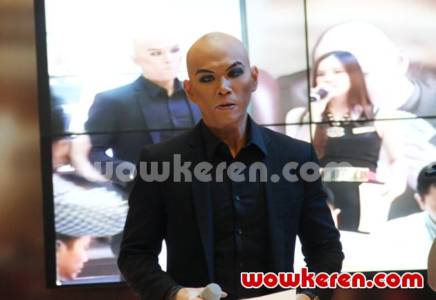 Gambar Foto Deddy Corbuzier Saat Ditemui di Kawasan MH Thamrin, Jakarta Pusat