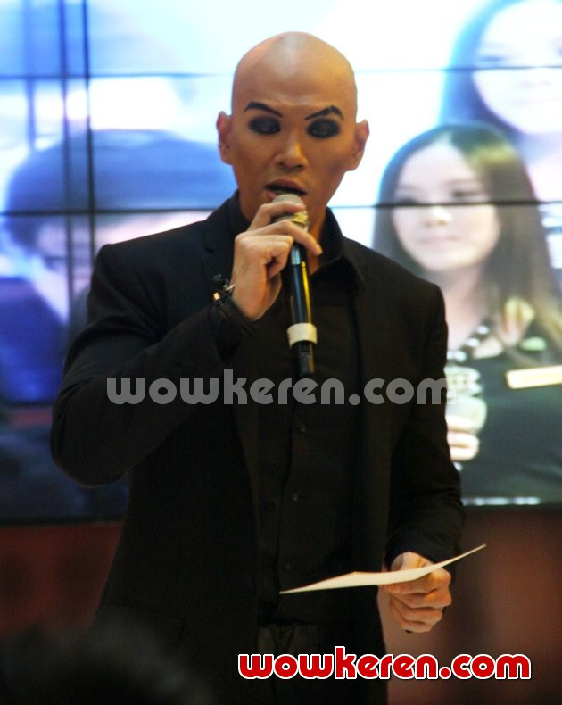 Gambar Foto Deddy Corbuzier Saat Ditemui di Kawasan MH Thamrin, Jakarta Pusat
