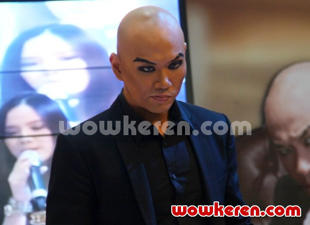 Gambar Foto Deddy Corbuzier Saat Ditemui di Kawasan MH Thamrin, Jakarta Pusat