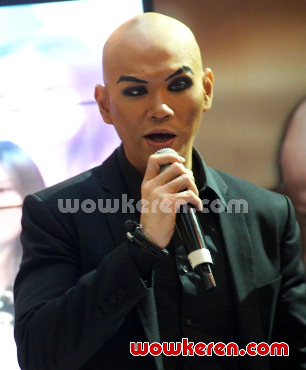 Gambar Foto Deddy Corbuzier Saat Ditemui di Kawasan MH Thamrin, Jakarta Pusat