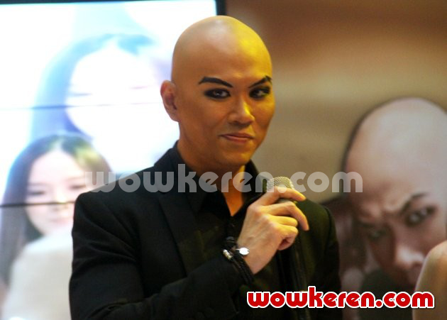 Gambar Foto Deddy Corbuzier Saat Ditemui di Kawasan MH Thamrin, Jakarta Pusat