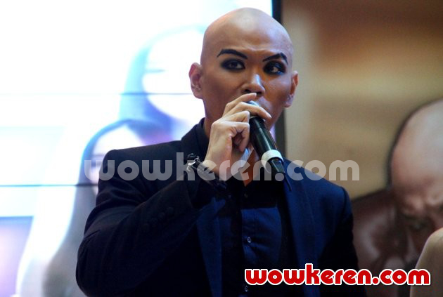 Gambar Foto Deddy Corbuzier Saat Ditemui di Kawasan MH Thamrin, Jakarta Pusat