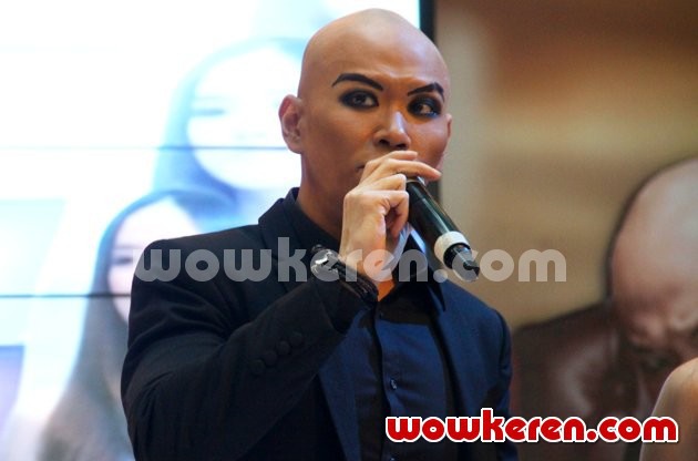 Gambar Foto Deddy Corbuzier Saat Ditemui di Kawasan MH Thamrin, Jakarta Pusat