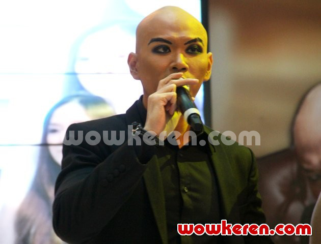 Gambar Foto Deddy Corbuzier Saat Ditemui di Kawasan MH Thamrin, Jakarta Pusat