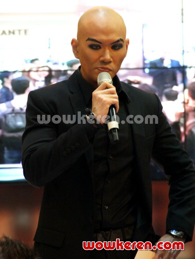 Gambar Foto Deddy Corbuzier Saat Ditemui di Kawasan MH Thamrin, Jakarta Pusat