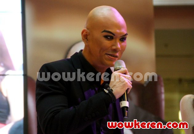 Gambar Foto Deddy Corbuzier Saat Ditemui di Kawasan MH Thamrin, Jakarta Pusat