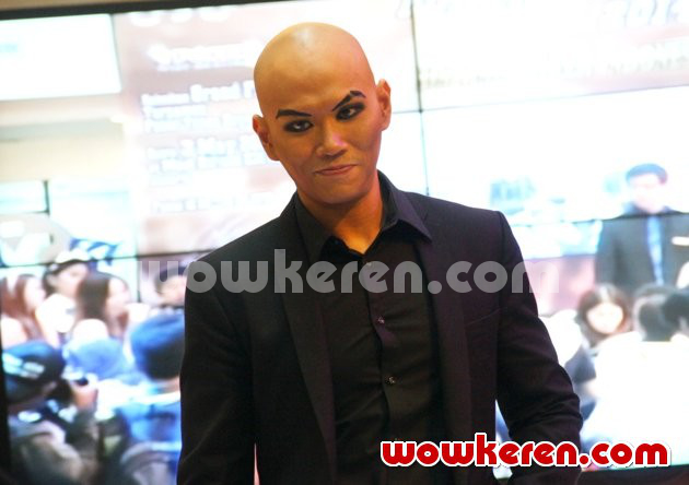 Gambar Foto Deddy Corbuzier Saat Ditemui di Kawasan MH Thamrin, Jakarta Pusat