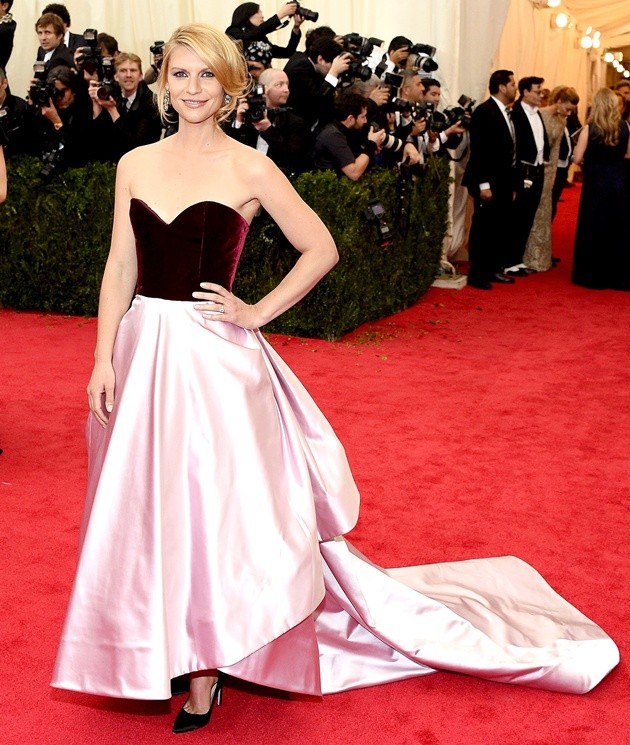 Gambar Foto Claire Danes Kenakan Gaun Rancangan Oscar de la Renta