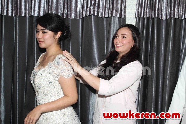 Gambar Foto Asmirandah Bantu Sonya Prischillia Fitting Gaun Pengantin