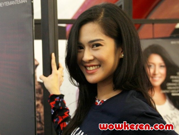 Gambar Foto Dian Sastro Saat Ditemui di Senayan City, Jakarta
