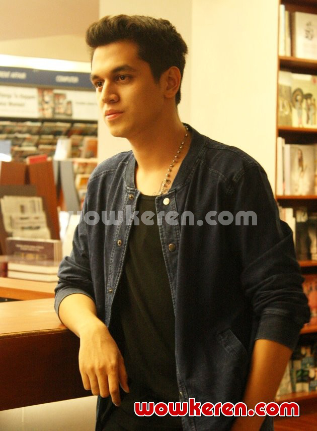 Gambar Foto Kevin Julio di Peluncuran Buku '5 Crystal Boys'