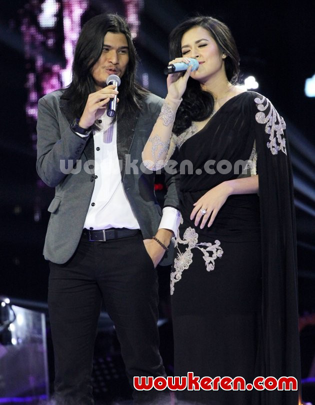 Gambar Foto Virzha dan Raisa Nyanyikan Lagu 'Endless Love'