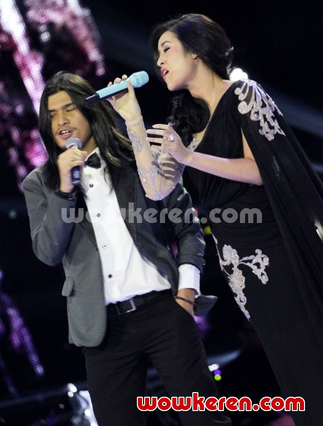 Gambar Foto Muhammad Devirzha dan Raisa di Spektakuler Show Indonesian Idol 2014