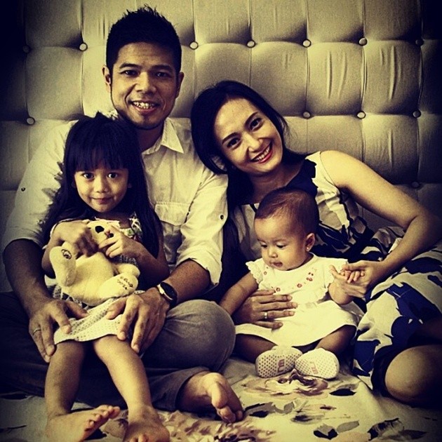 Gambar Foto Baim Bersama Keluarga Kecilnya