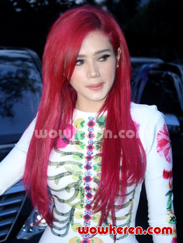 Gambar Foto Mulan Jameela Ditemui Seusai Acara 'Hitam Putih'