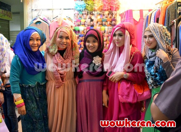 Gambar Foto Pembukaan Cabang Butik April Jasmine