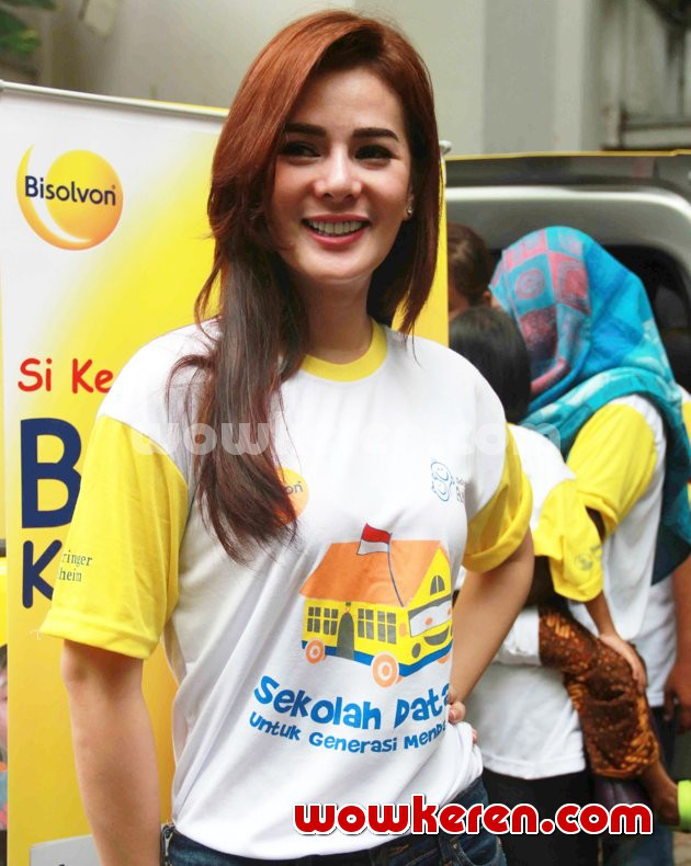 Gambar Foto Astrid Tiar Hadir di Acara Bisolvon Sekolah Datang untuk Generasi
