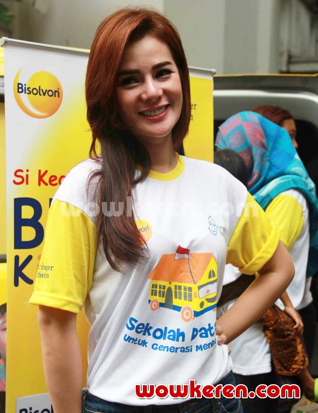Gambar Foto Astrid Tiar Hadir di Acara Bisolvon Sekolah Datang untuk Generasi