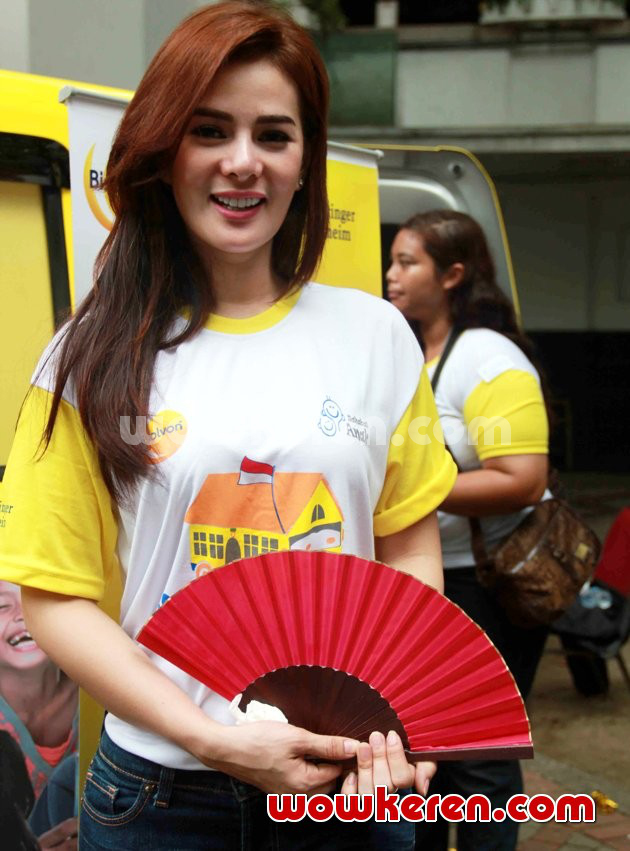 Gambar Foto Astrid Tiar Hadir di Acara Bisolvon Sekolah Datang untuk Generasi