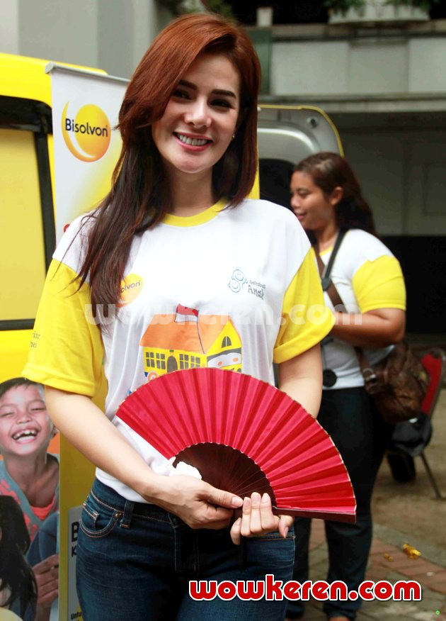 Gambar Foto Astrid Tiar Hadir di Acara Bisolvon Sekolah Datang untuk Generasi