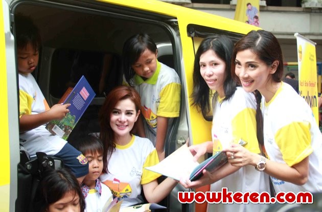 Gambar Foto Astrid Tiar dan Nadia Mulya Hadir di Acara Bisolvon Sekolah Datang untuk Generasi