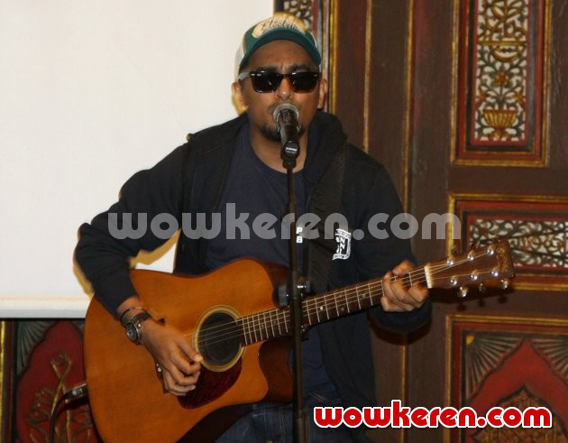 Gambar Foto Glenn Fredly di Jumpa Pers Pemutaran Film 'Kamisan' ke-300
