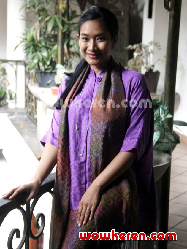 Gambar Foto Happy Salma di Jumpa Pers Pemutaran Film 'Kamisan' ke-300