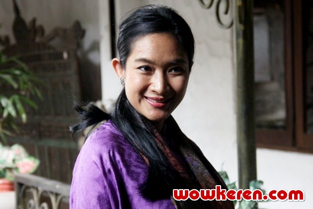 Gambar Foto Happy Salma di Jumpa Pers Pemutaran Film 'Kamisan' ke-300