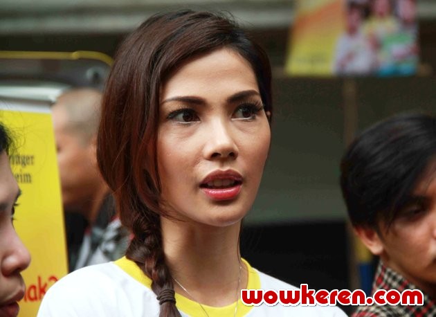 Gambar Foto Nadia Mulya Hadir di Acara Bisolvon Sekolah Datang untuk Generasi