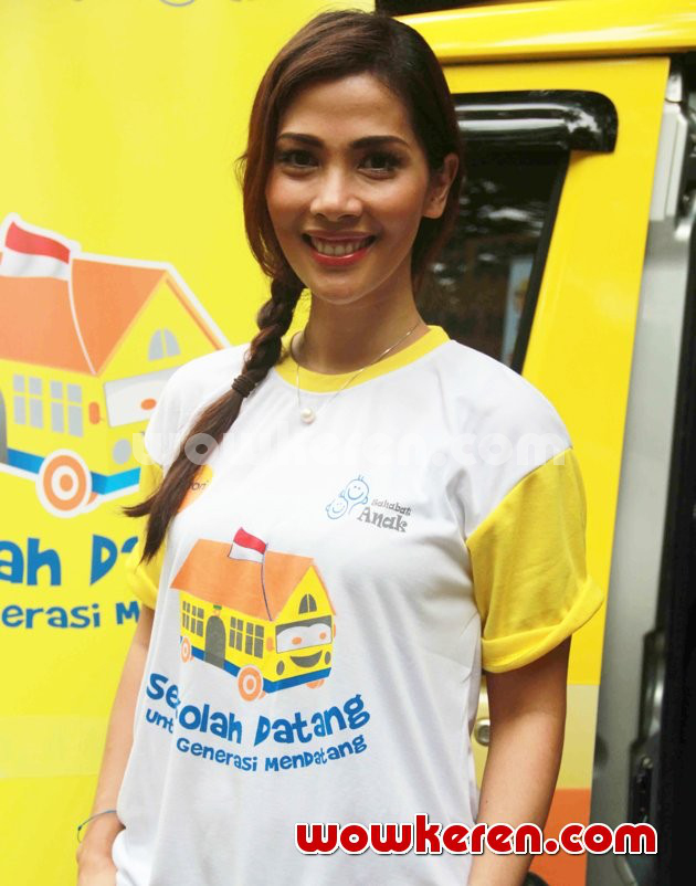 Gambar Foto Nadia Mulya Hadir di Acara Bisolvon Sekolah Datang untuk Generasi