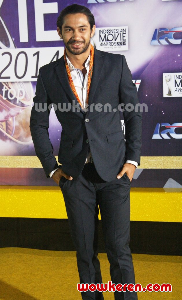 Gambar Foto Reza Rahadian di Red Carpet Indonesian Movie Awards 2014