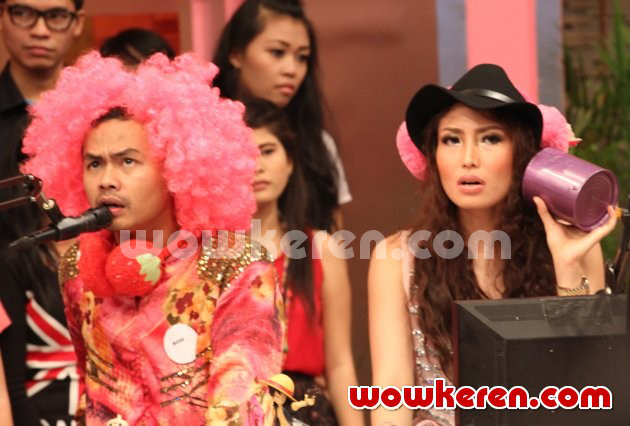 Gambar Foto Wendi Cagur dan Ayu Dewi di Acara 'Yuk Keep Smile'