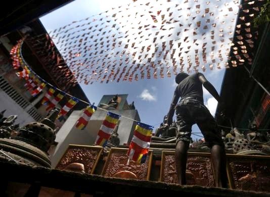 Gambar Foto Masyarakat Sri Lanka Lakukan Persiapan Jelang Waisak