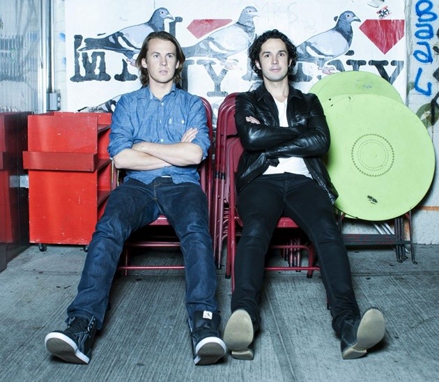 Gambar Foto Ylvis Photoshoot Foto 2 dari 15