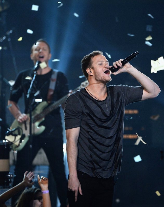 Gambar Foto Imagine Dragons Nyanyikan Lagu 'Tiptoe'