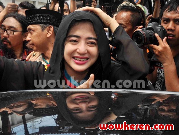 Gambar Foto Proses Bebasnya Dewi Persik dari Rutan Pondok Bambu