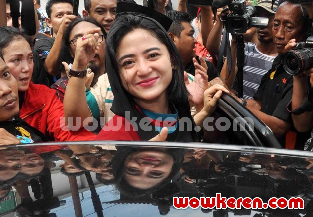 Gambar Foto Proses Bebasnya Dewi Persik dari Rutan Pondok Bambu