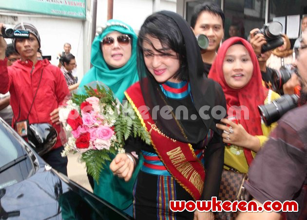 Gambar Foto Proses Bebasnya Dewi Persik dari Rutan Pondok Bambu