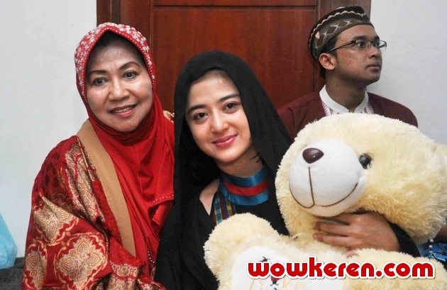 Gambar Foto Proses Bebasnya Dewi Persik dari Rutan Pondok Bambu