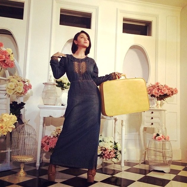 Gambar Foto Cantiknya Dewi Persik Kenakan Gaun Denim - Foto 2 dari 15