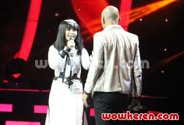 Gambar Foto Duet Rossa dan Husein di Grand Final Indonesian Idol 2014