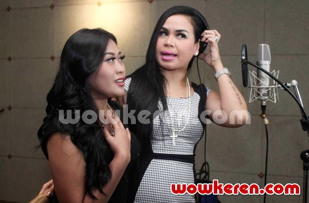 Gambar Foto Melaney Ricardo dan Boiyen Saat Rekaman Lagu 'Endespoy' Duo Marmut