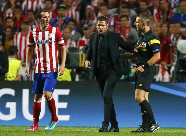 Gambar Foto Tampak Diego Simeone Memprotes Wasit Bjorn Kuipers