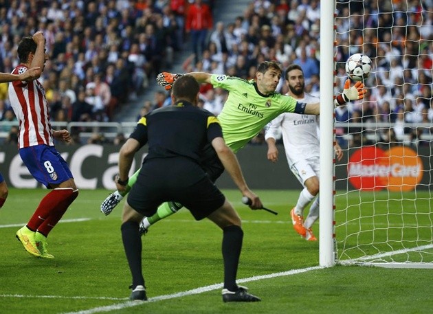 Gambar Foto Iker Casillas Gagal Menahan Serangan Diego Godin