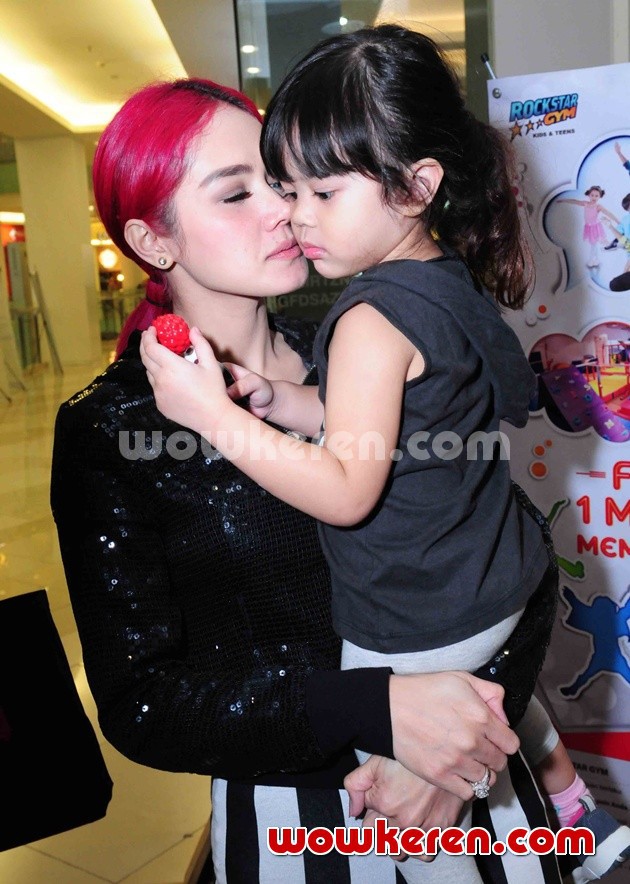 Gambar Foto Mulan Jameela dan Safeea Syuting Reality Show di Rockstar Gym