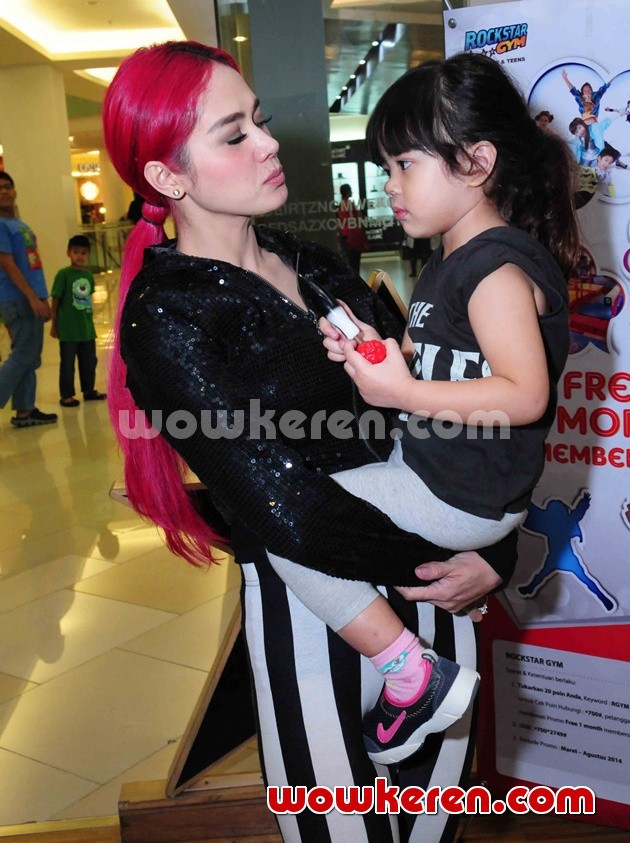 Gambar Foto Mulan Jameela dan Safeea Syuting Reality Show di Rockstar Gym