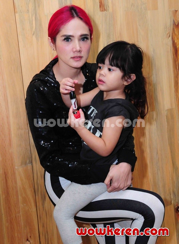Gambar Foto Mulan Jameela dan Safeea Syuting Reality Show di Rockstar Gym