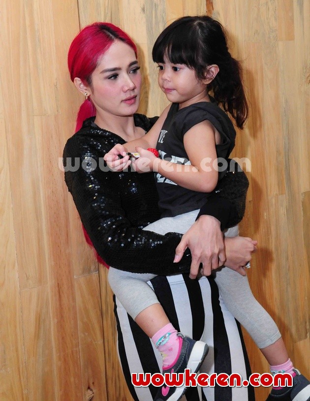 Gambar Foto Mulan Jameela dan Safeea Syuting Reality Show di Rockstar Gym
