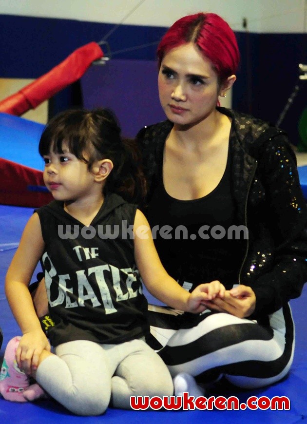 Gambar Foto Mulan Jameela dan Safeea Syuting Reality Show di Rockstar Gym